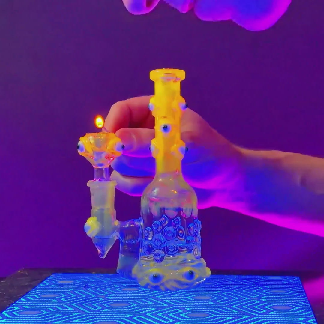 HEADY EYEBALL DAB RIG- Premium borosilicate glass dab rig from Calibear Glass. Ideal for dabbing, providing smooth hits and durability. Shop high-quality dab rigs, water pipes, bongs, erig glasses and glass smoking accessories at Calibear Glass. Elevate your smoking experience with a durable and stylish glass dab rig. Free shipping on all orders.